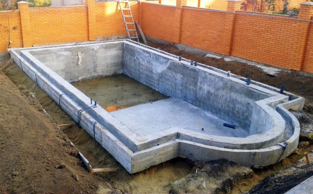 1573501679_stroitelstvo_betonogo_basseina Сколько стоит построить бассейн - от чего зависит цена